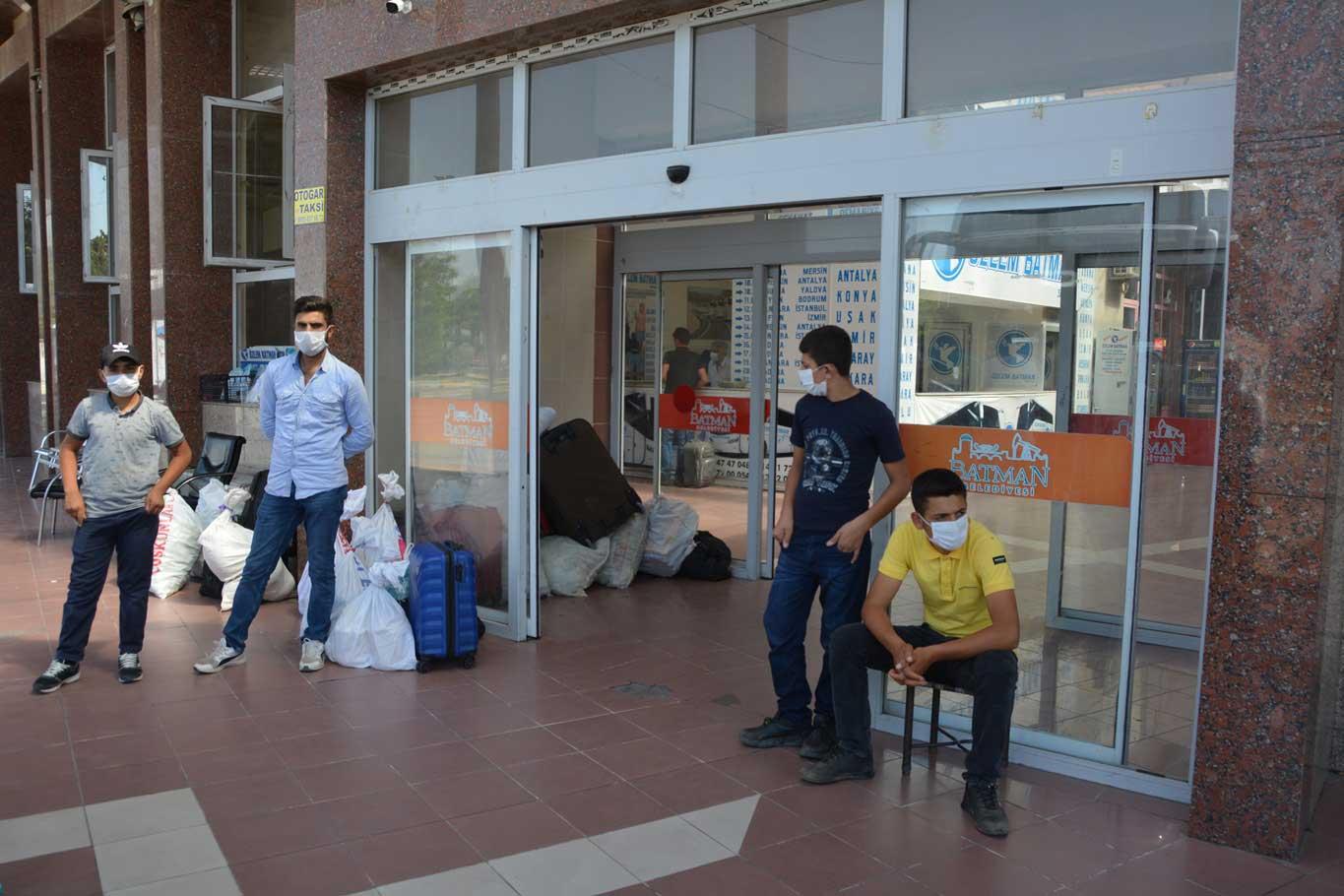 Batman Otogarı'nda ATM'nin olmaması büyük sıkıntılara yol açıyor Batman Otogarı'nda ATM'nin olmaması büyük sıkıntılara yol açıyor